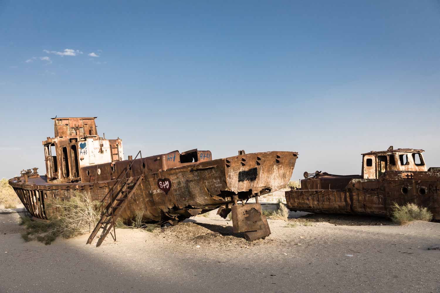 In der früheren Hafenstadt Muynak in Usbekistan stehen die Schiffe heute auf dem Trockenen