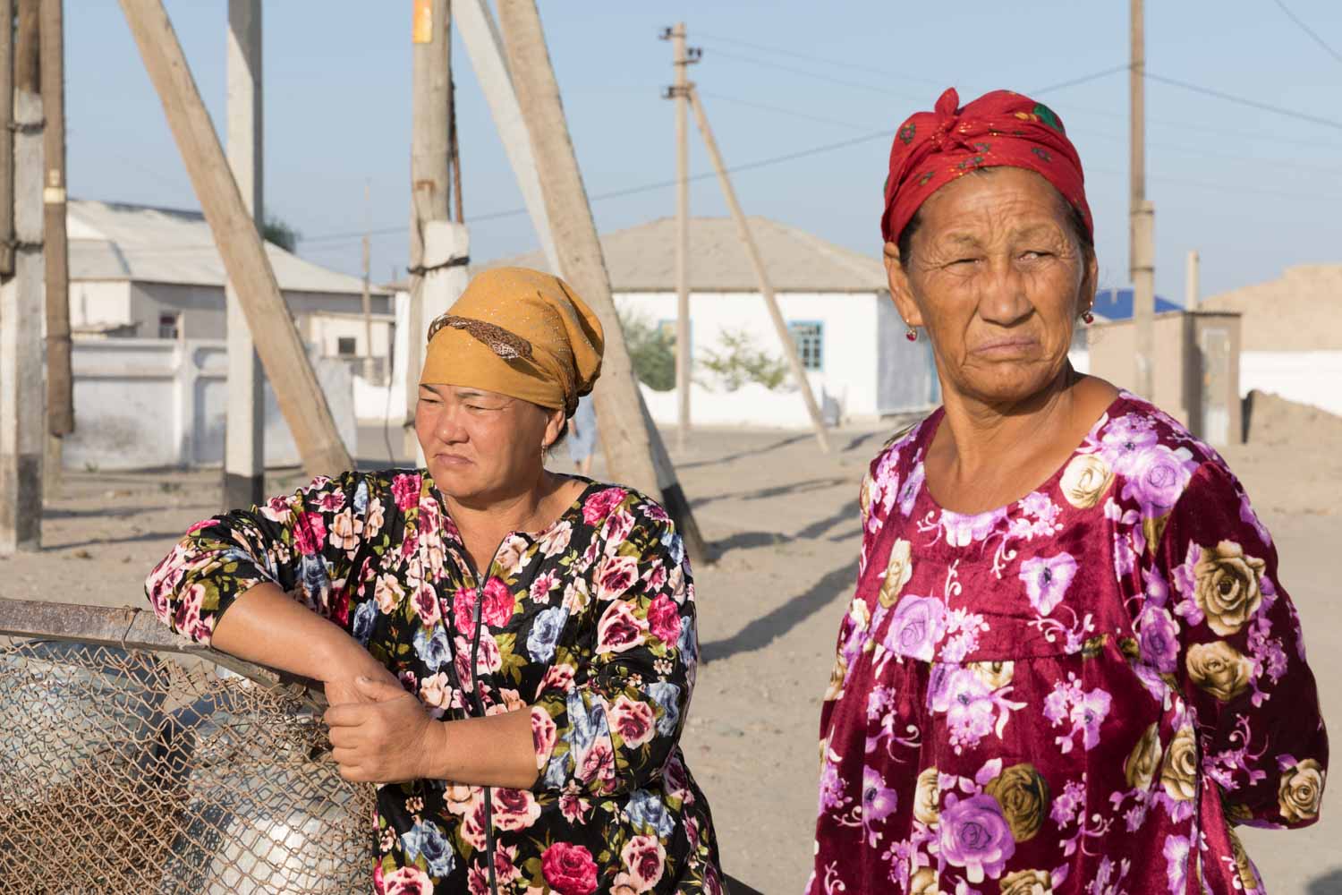 Frauen in Muynak warten auf Trinkwasser