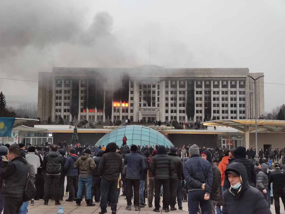 5. Januar 2022 - Das Akimat in Almaty steht in Flammen. (Foto: Philipp Dippl)