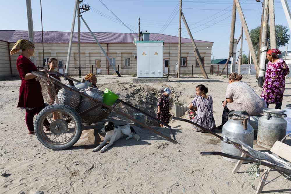 Die Region hat immer weniger Wasser: Frauen an einem Brunnen in Muynak in Karakalpakstan